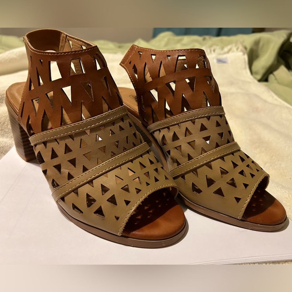 Hot Kiss brand sandals. Good pre owned condition. Size 8.